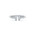 Anillo T Plateado y Zirconias