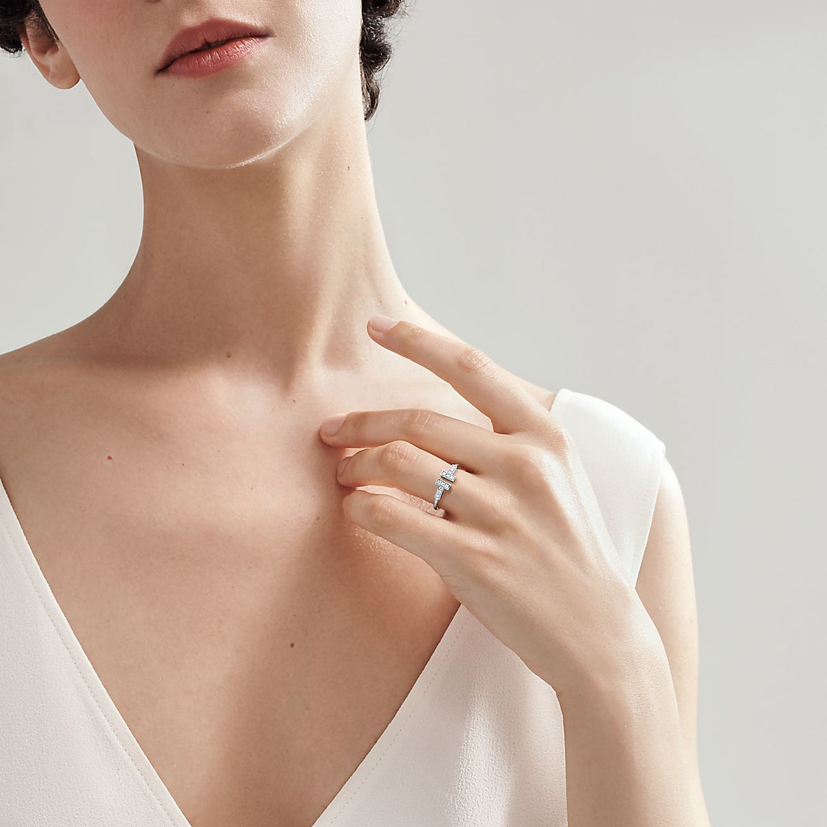 Anillo T Plateado y Zirconias
