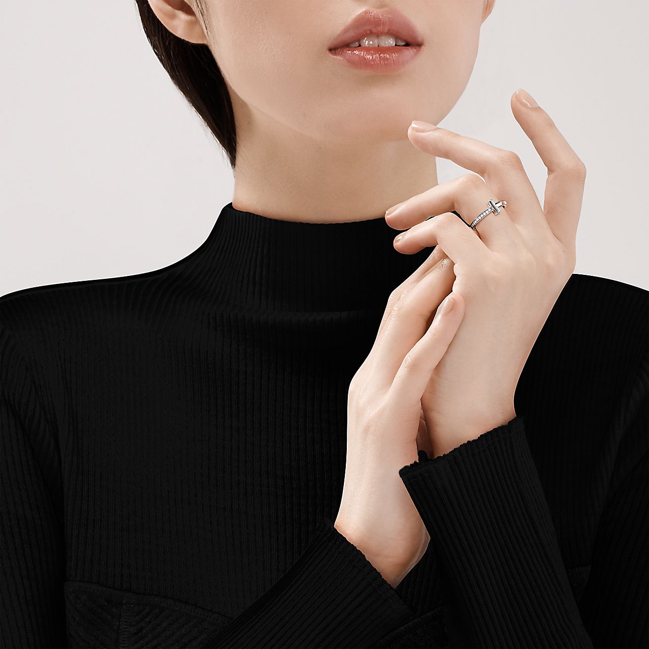 Anillo T Plateado y Zirconias