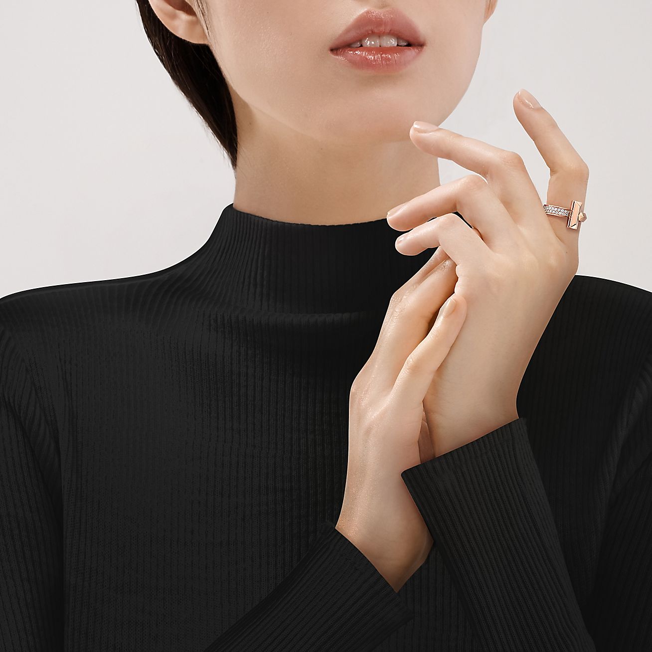 Anillo T Rosado y Zirconias